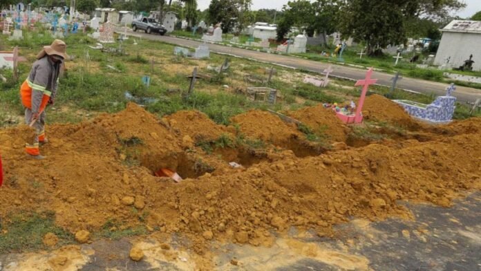 Em Manaus, 17 fet0s abandonados na Maternidade Ana Braga são enterrados