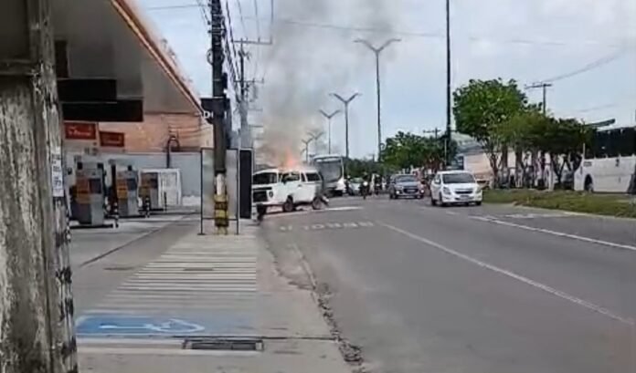 Kombi pega fogo em avenida na Zona Norte de Manaus