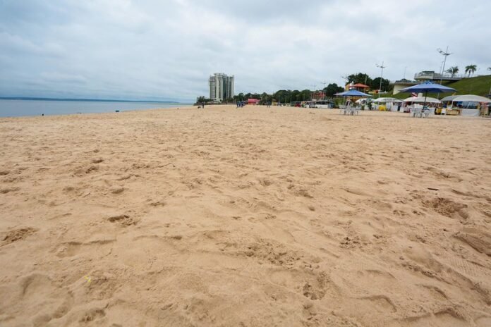 Praia da Ponta Negra é liberada para banho