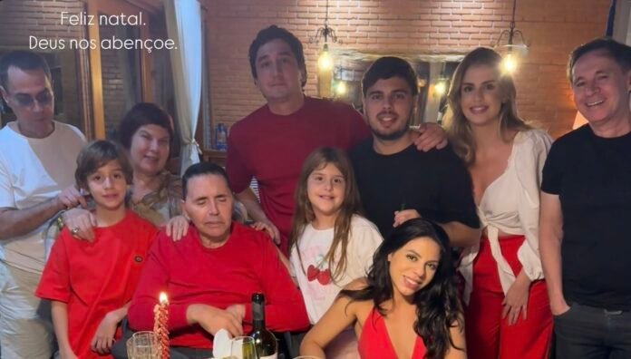 Reizo posta foto com Sabino Castelo Branco e família na noite de Natal: 