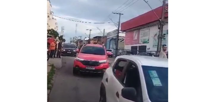 Vídeo: Mão fica na pista e motociclista do outro lado em grav3 ac1dent3 em Manaus