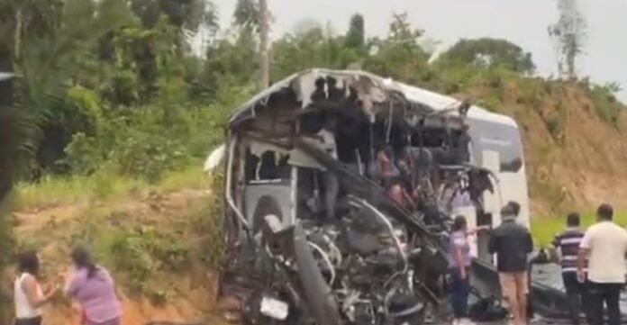 Vídeo forte: grave acidente da AM-010 deixa m0rtos e ferid0s neste momento