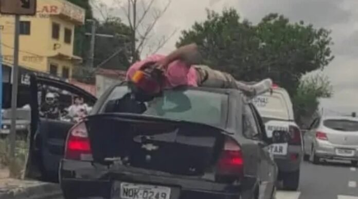 motociclista é arremessado sobre carro em acidente na zona leste de Manaus