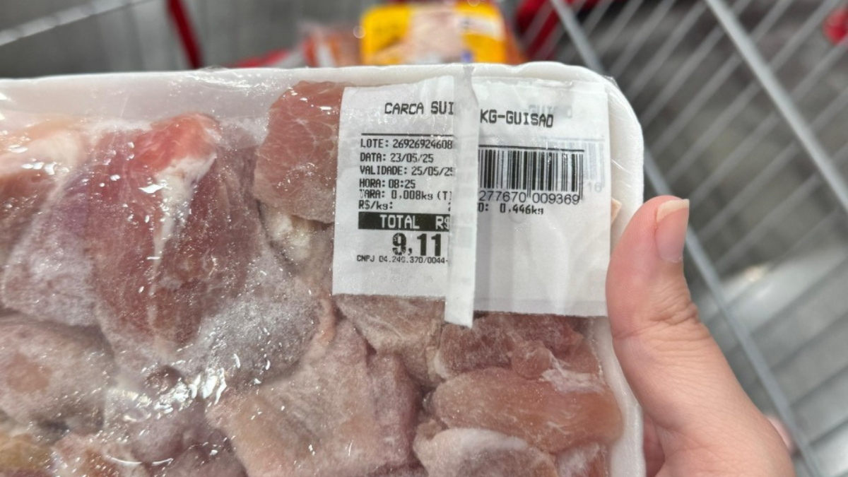 Supermercado é autuado por trocar etiquetas de validade em produtos vencidos em Manaus