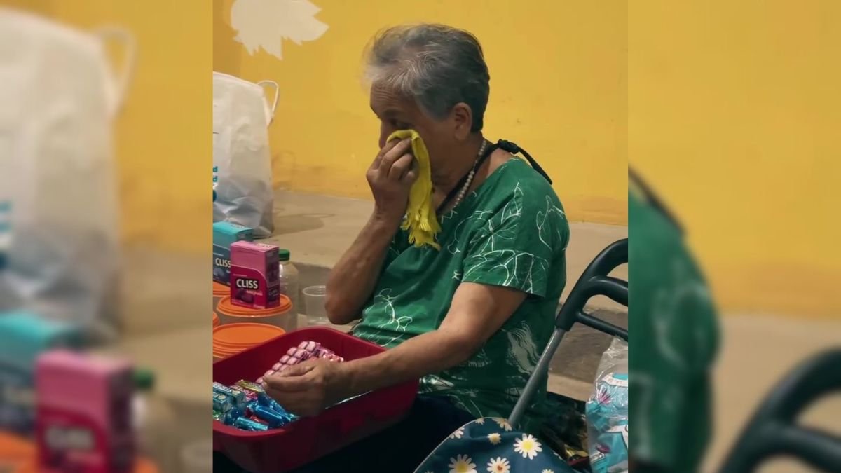Aos 75 anos e quase cega, Dona Tomasa vende doces nas ruas para sobreviver em Manaus; saiba como ajudar