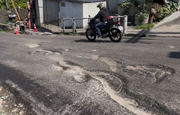 'Aqui tá parecendo a lua': buracos tomam conta de rua no Petrópolis (vídeo)