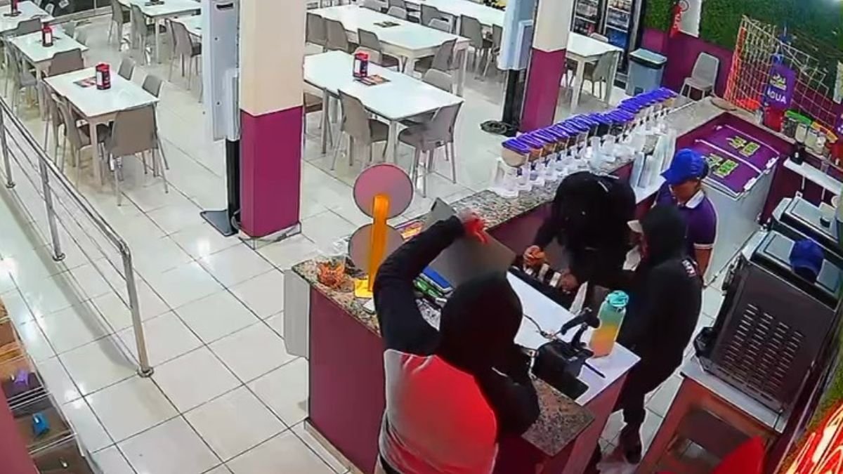 Criminosos armados invadem loja de açaí e causam prejuízo de R$ 5 mil em Manaus; veja vídeo