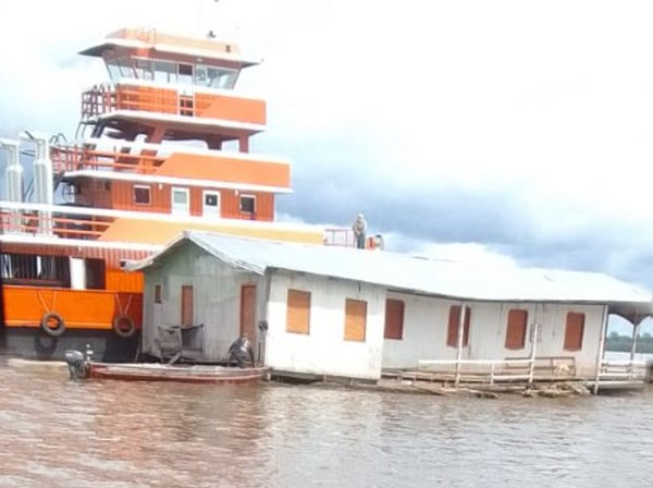 Moradora denuncia empresa por remover e destruir sua casa flutuante em Iranduba (vídeo)