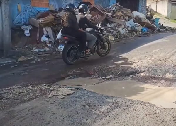Moradores denunciam buraco gigante em rua do Nova Floresta após vazamento (vídeo)