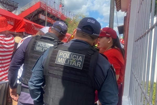 Mulher que furou fila de acesso para galera do Bumbódromo é retirada pela polícia (vídeo)