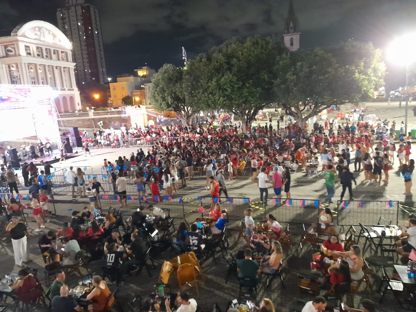 Transmissão do Festival de Parintins deixa Largo de São Sebastião lotado
