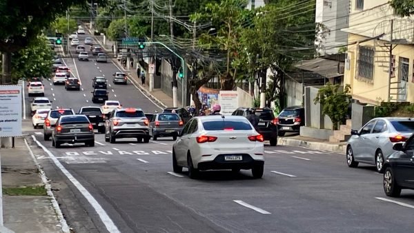 Avanço de sinal e parada sobre faixa geram multa em cinco pontos de Manaus; veja horários e locais