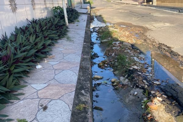 Moradores do Japiim utilizam próprios recursos para tapar buracos nas ruas do bairro (vídeo)