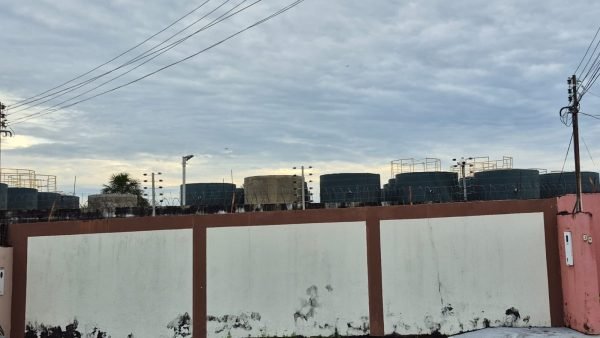 Moradores do Lírio do Vale denunciam mau cheiro de Estação de Esgoto: 'eu moro dentro de uma fossa'