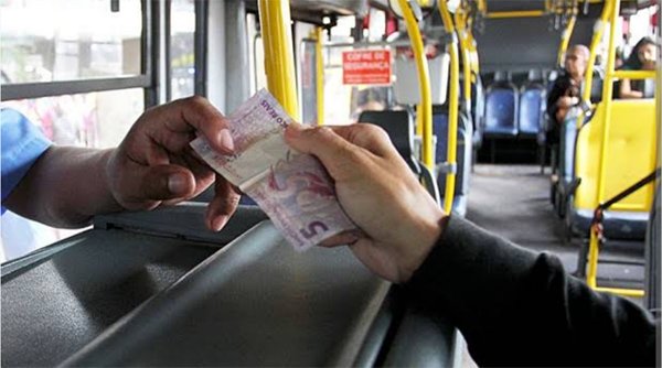 Pagamento em dinheiro volta a ser aceito nos ônibus de Manaus após nova decisão da Justiça