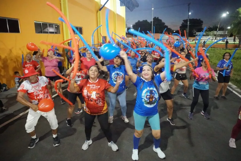 Alunas do programa Movimenta Parintins vestem azul e vermelho e dançam no clima do Festival – Parintins em Destaque