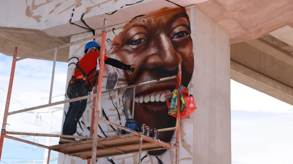 Rosto de Pelé estampa complexo viário na zona Leste de Manaus após grafismo