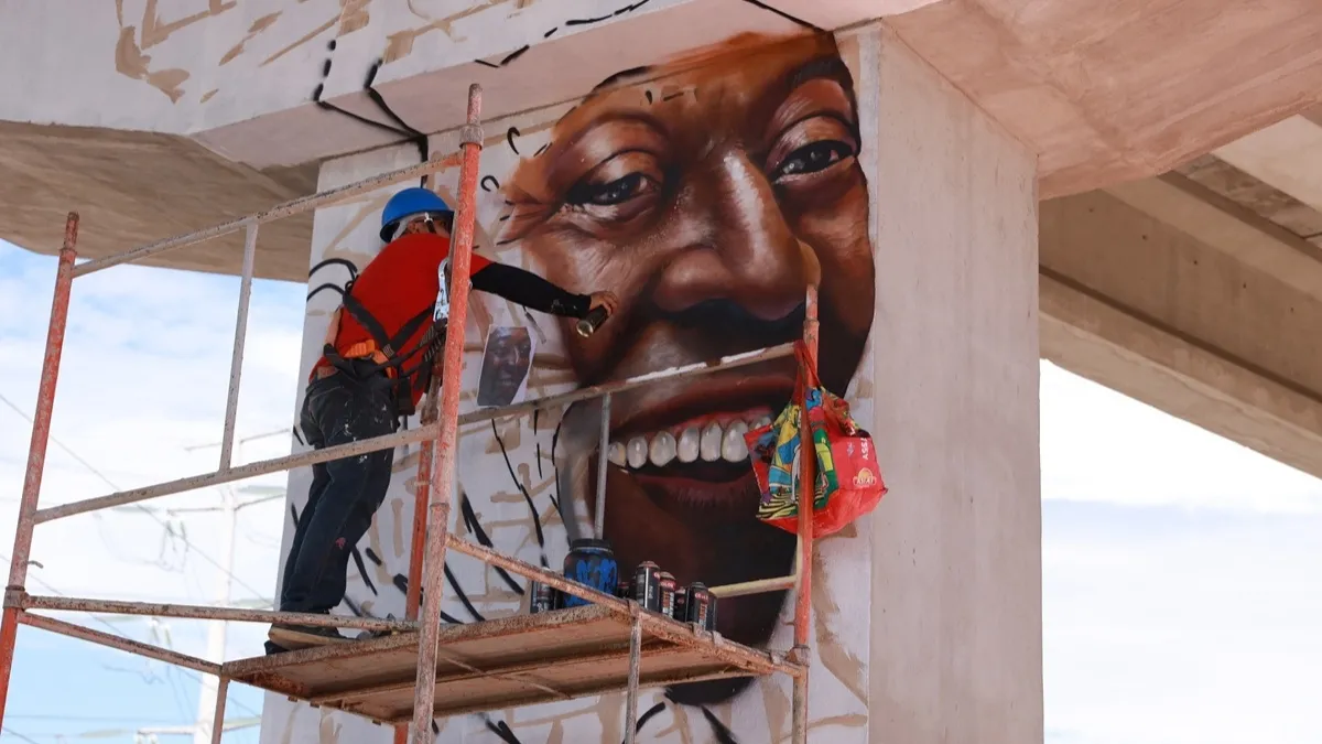 Rosto de Pelé estampa complexo viário na zona Leste de Manaus após grafismo